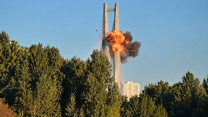 Мощный удар парализовал Киев: Северный мост разбит, движение через Днепр экстренно перекрыли