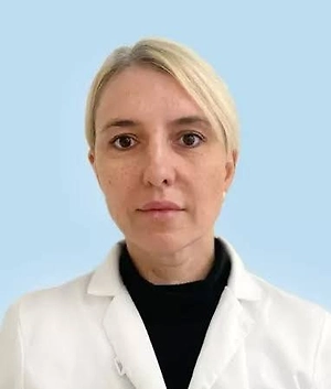 Важный диагностический признак — боль уменьшается при движении. Когда человек начинает ходить или разминаться, суставная жидкость механически перемешивается, давление внутри сустава выравнивается с внешним, капсула расслабляется, и болевой синдром стихает
