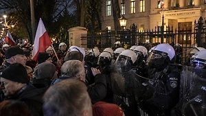 В Польше стягивают полицию в Варшаву со всей страны на фоне конфликта у трибунала