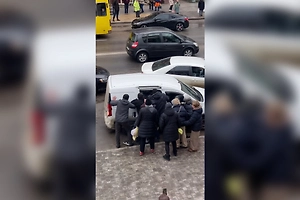 Жители Одессы в драке с военкомами отбили насильно мобилизованных
