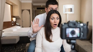 Опасное гостеприимство: Китайцы превратили интимную жизнь россиян в прибыльный контент
