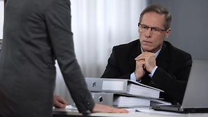 Роструд: Работодатель может поручить чужие обязанности, если позволяет договор