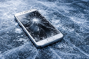 Шёл, упал, разбил экран: Как получить деньги за смартфон, упавший на неочищенный лёд