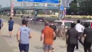 Макрон пробежался по улицам Мумбаи и попал на видео