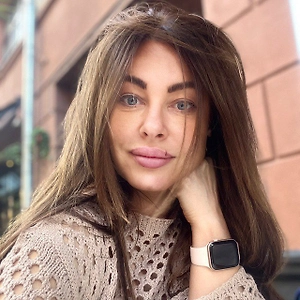 Когда мы имеем дело с такими сложными почерками, прежде всего необходимо выделить доминантные графологические признаки. Теснота написанного текста, очень высокая плотность. Это говорит о том, что с таким человеком весьма сложно даже взаимодействовать. Он буквально не слышит никого вокруг.