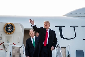 «Всё в мусор‎»: На борт самолёта Трампа запретили брать подарки от Китая