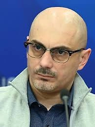 Мне кажется, что в такой посадке, когда все далеко друг от друга, есть скрытый смысл, который символизирует удаленность позиций участников переговоров. Организаторы этого процесса, в данном случае Соединенные Штаты, хотят дать еще какой-то сигнал. Только я думаю, что проку от этого не будет