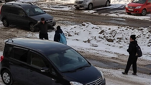 В Челябинске мужчина на глазах у прохожих изрезал ножом сожительницу
