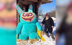 В Липецкой области показали ту самую трёхметровую лабубу, которую сожгут на Масленицу, — у неё кровавый рот и топор