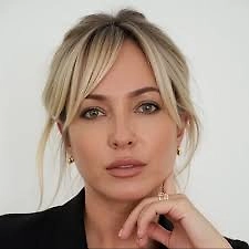 В современной цифровой культуре пересылка мемов всё чаще воспринимается как полноценное общение. Проблема не в самих шутках, а в том, что они постепенно подменяют собой живой диалог. Мы начали путать активность с близостью. Если человек регулярно присылает мемы, кажется, что он присутствует в нашей жизни, но присутствие — это не всегда участие.