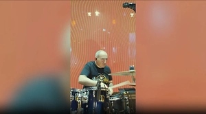 Пашинян дебютировал за барабанами на концерте «Варчабэнда» в Ереване