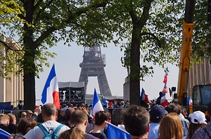 «Хватит кормить Киев»: Тысячи французов идут маршем по Парижу