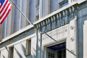 Сообщница Эпштейна Максвелл отказалась давать показания в Конгрессе США