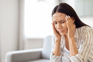 «Организм чувствителен: Россиянам грозит повальная мигрень на фоне смены погоды