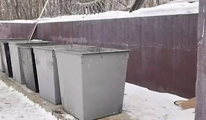 Жители Хабаровска обнесли мусорные баки колючей проволокой из-за вражды с соседями