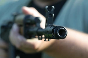 «Маме страшно жить»: Незнакомец кошмарит пенсионерку, обстреливая её участок на Урале