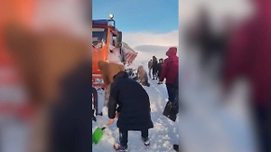 Китайским туристам пришлось самим чистить снег в Мурманской области