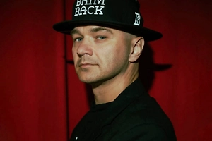 Сбежавший за рубеж рэпер Влади* из «Касты» оставил в России долги на 3 млн рублей