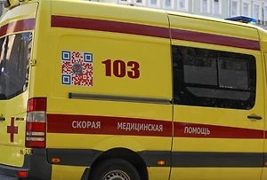 Врачи пытаются на месте реанимировать ребёнка, упавшего с крыши гаража в Москве