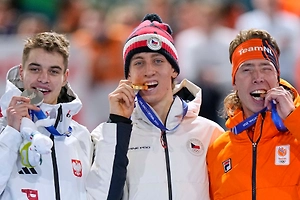 Экс-россиянин Семирунний взял серебро Олимпиады в забеге на коньках на 10 000 метров