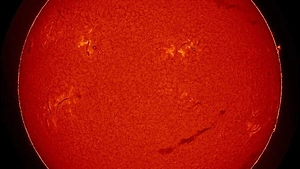 Солнце «улыбнулось» Земле: учёные показали гигантский смайлик из пятен и протуберанца