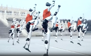 «Армия» роботов показала шоу боевых искусств у Храма Неба в Пекине