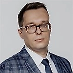 Запчасти подорожали в среднем на 7%. Отдельные позиции выросли сильнее — лампы на 18%, сайлентблоки на 13%, тормозные диски на 12%. С января 2026 года НДС поднялся до 22%, что добавило к ценам по всей цепочке. На рынке автосервиса не хватает около 150 тысяч специалистов, и это тоже давит на стоимость работ.