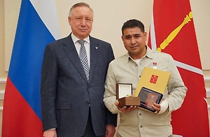 Спасший ребёнка дворник получил конверт с деньгами от благодарных соседей