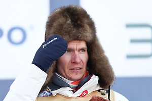 Олимпийский чемпион Большунов сыграл в волейбол на снегу с корейскими строителями