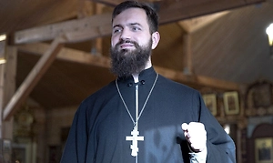 Почему я так подробно описываю эту картину? Потому что все эти обвинения, будто церковь может взять и купить какие-то здания или землю под строительство рядом с базами и станциями, — абсолютно абсурдны. У церкви нет таких средств. Чем это можно объяснить? Попыткой, как обычно, перенести проблемы с больной головы на здоровую. Отвлечь местных избирателей от реальных проблем, найти пугало, которым можно запугать. Когда улицы европейских городов заполонили агрессивные приезжие из африканских и ближневосточных стран, люди этим возмущаются. И за комментарии в интернете в Англии сажают в тюрьму.