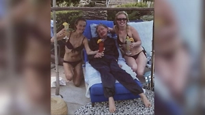 Раскрыто, что за женщины в бикини рядом со Стивеном Хокингом на острове Эпштейна