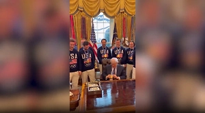 Трамп примерил золотую медаль Олимпиады и отказался вернуть её хоккеистам