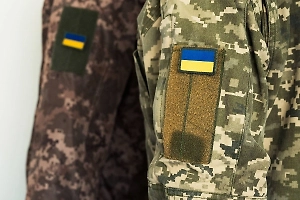 Кровожадные бойцы ВСУ вырезали ножом свастику на спине российского военнопленного