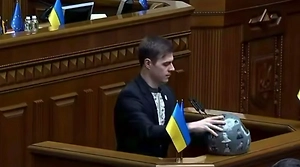 Гераскевич заявился в Раду с щенячьими глазками и шлемом раздора, сорвав овации нардепов