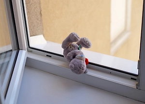 Появилось видео чудесного спасения выпавшего из окна 10-го этажа малыша в Петербурге