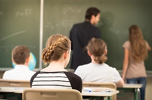 Учитель из Екатеринбурга через суд вернулся в школу после увольнения за «двойки»