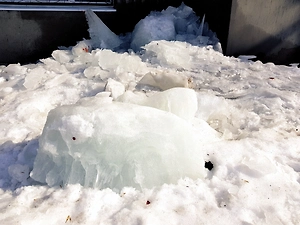 Глыба льда проломила голову 9-летней девочке на Камчатке