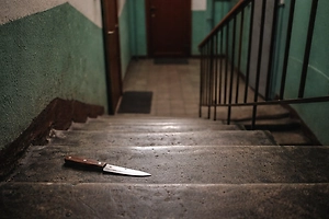 Москвич ножом искромсал любимую в её подъезде и сбежал за границу