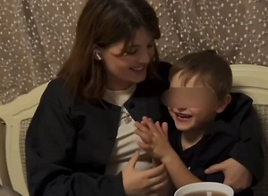 «Иногда забираю, чтобы покормить»: В Москве соседи спасают замерзающего мальчика от матери-алкашки