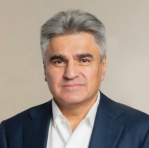 Водители не понимают вообще, зачем этот запрет нужен. Каждый месяц выплачивается около 80 тысяч штрафов. И ни одного пойманного преступника, который скрывался от камер. Инспектор тормозит, штрафует на 500 рублей. Водитель даже плёнку не снимает и едет дальше. Это просто имитация порядка