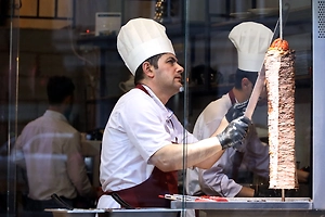 Зарплата шаурмистов в Москве достигла 150 тысяч рублей