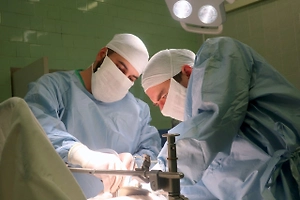 Гнёзда червей в груди и животе: Врачи извлекли из девушки гигантские коконы с личинками