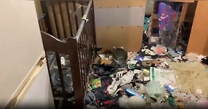 Мать бросила и ушла: Истощённый малыш несколько дней ждал помощи в заваленной мусором квартире
