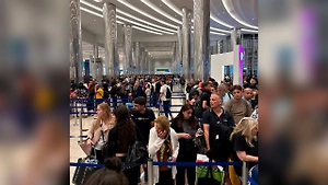 В аэропорту Дубая случился коллапс, тысячи туристов застряли в очередях