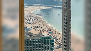 В Дубае туристов эвакуируют с пляжей после удара Ирана