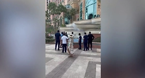 Осколок иранской ракеты упал возле дубайского отеля во время отдыха россиян

