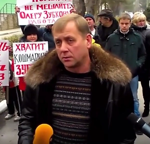 Уверен, что сотрудники японского зоопарка знают, что нужно делать, и это не первый малыш, которого они искусственно выращивают. Они найдут ему пару либо будут содержать его отдельно какое-то время, хотя все обезьяны — социальные животные, они должны жить группами, стаями, вместе. В семью, к сожалению, вернуть не всегда получается, и животные могут отвергнуть, изгнать и даже пытать и убить. Поэтому нужно создавать новую семью. Мы выкармливаем искусственников, и сегодня у нас несколько обезьян на искусственном вскармливании: макаки, капуцины и другие гамадрилы.