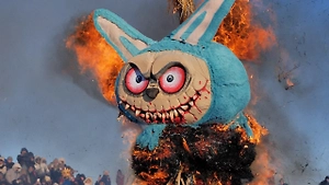 В Липецкой области на Масленицу сожгли гигантскую лабубу с кровавым ртом