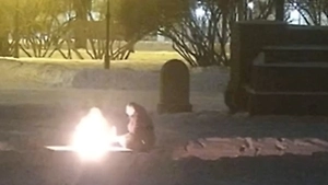 Полиция нашла мужчину, потушившего Вечный огонь в центре Петербурга
