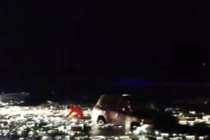 Третье ЧП за сутки: Автомобиль с женщиной и ребёнком провалился под лёд на Байкале
